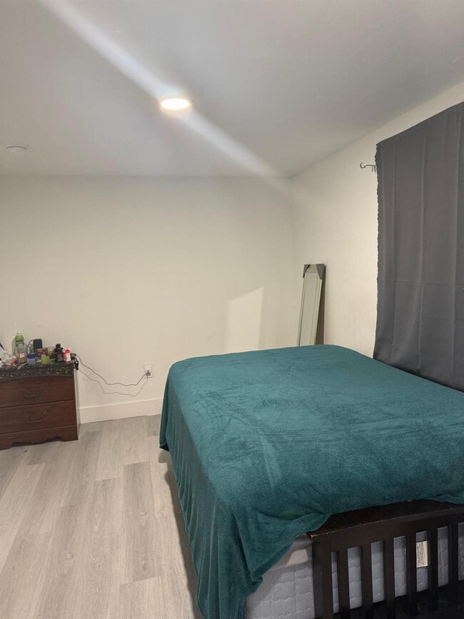 Building Photo - 1116 W 32nd St