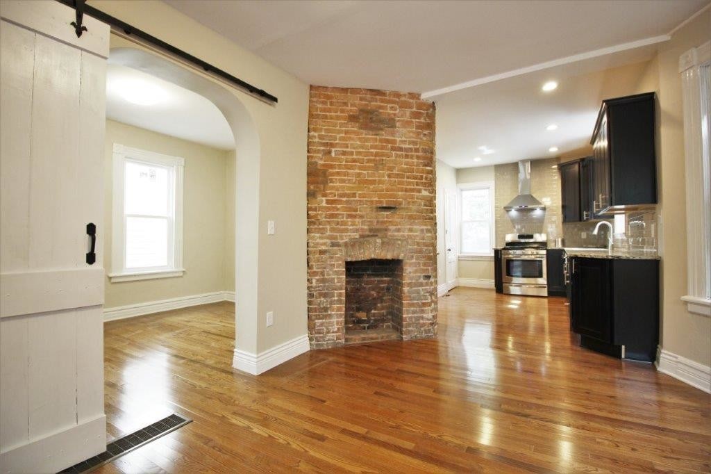 Primary Photo - 353 Hoyt St