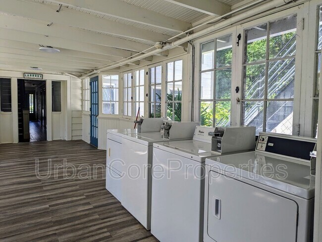 Foto del edificio - 236 10th Ave NE