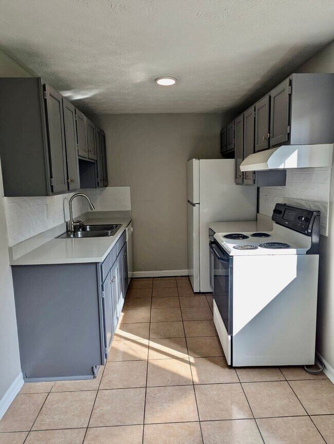 Foto del edificio - A Fresh Start: Renovated 2-Bedroom in Serene Englewood with Washer/Dryer Hookups!