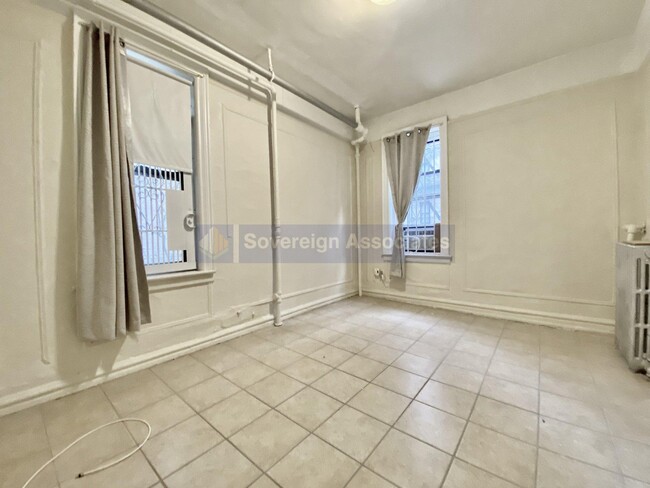 Foto del edificio - 10 Bennett Avenue