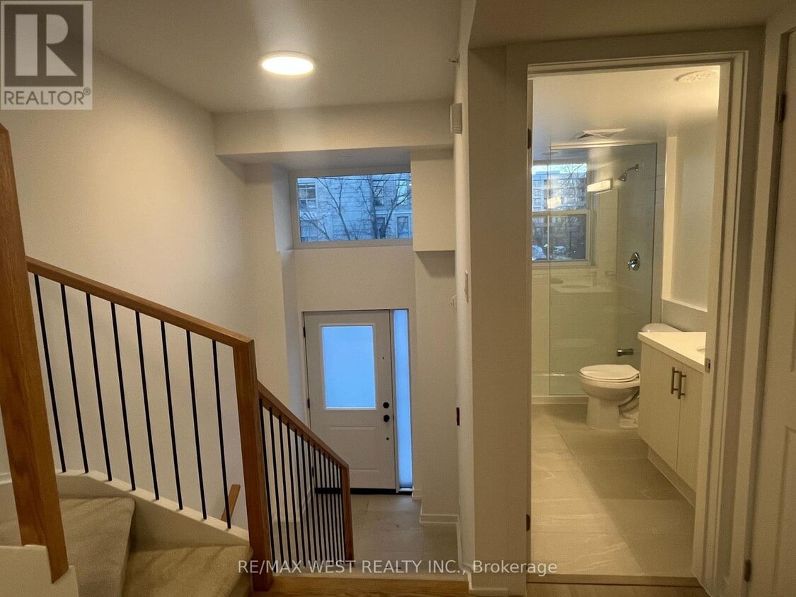 Photo du bâtiment - 200 Railway Engine House Way