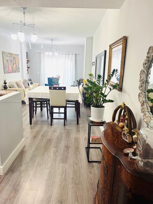 Foto principal - 5271 SW 8th St