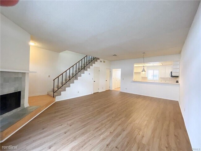 Building Photo - 720 S Marengo Ave