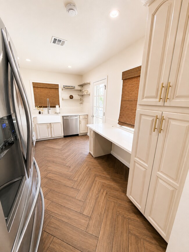Foto del edificio - EV Charging Station.  Solar savings. Beautifully Updated Home with Designer Flooring, Upgraded Ki...