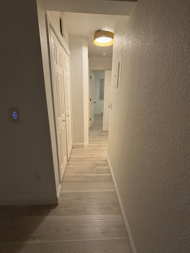 Building Photo - 1209 W Plum St