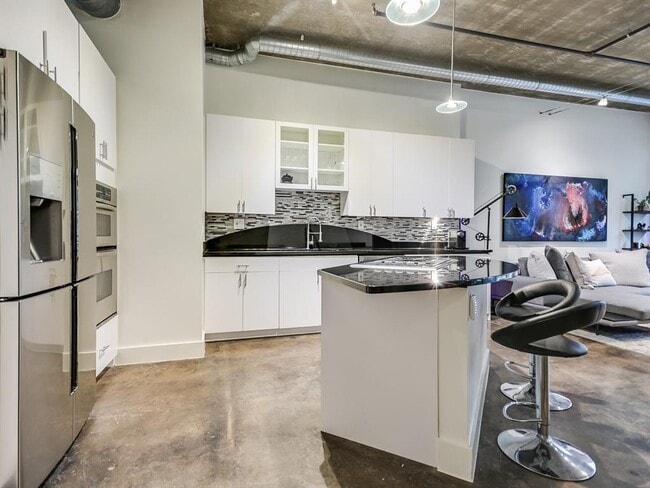 Foto del edificio - 311 W 5th St