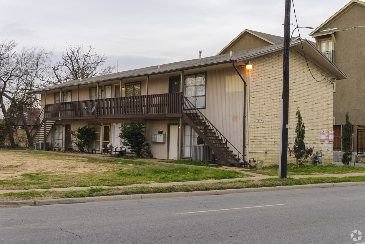 Building Photo - Golden Oaks