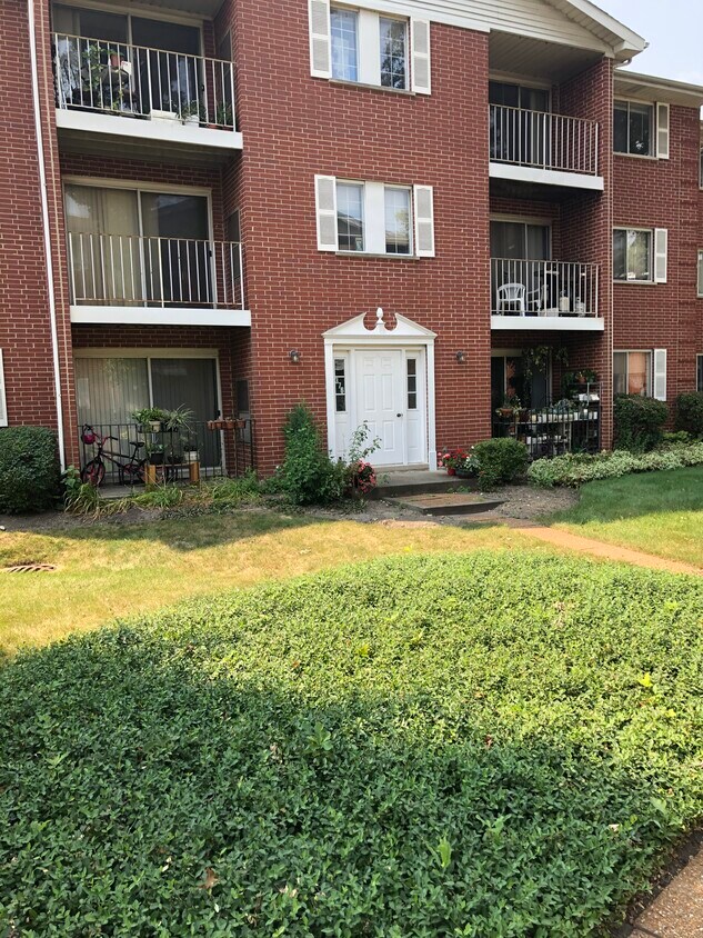 376 Oak Trails Rd Unit 302, Des Plaines, IL 60016 Apartments in Des