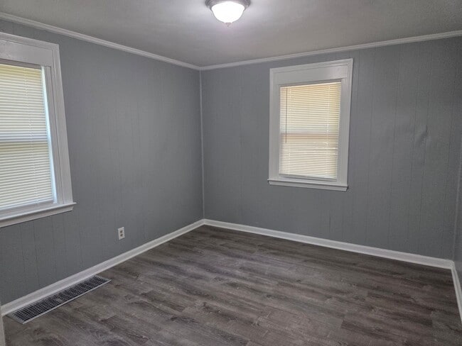 Building Photo - 2 Bedroom / 2 Bath with Bonus Room