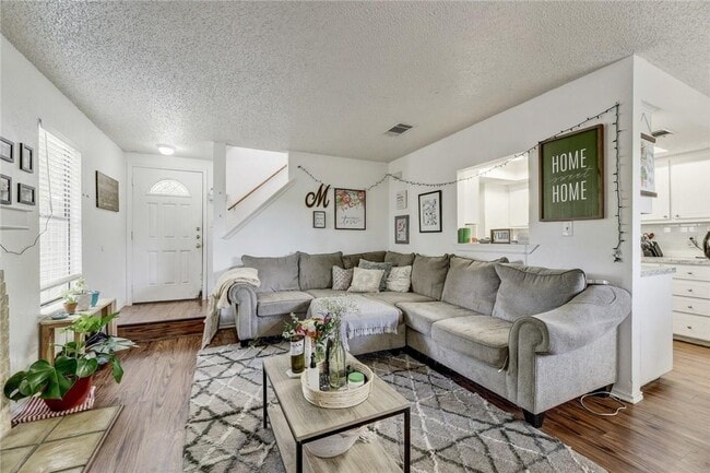 Living - 8809 Springmail Cir