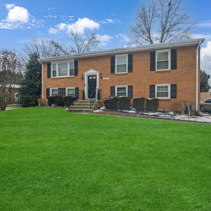 Primary Photo - Attractive 4 Bedroom/3 Bath SFH in Clinton...