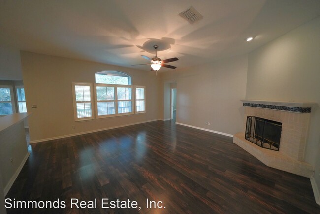Building Photo - 3 br, 2 bath House - 205 Summit View