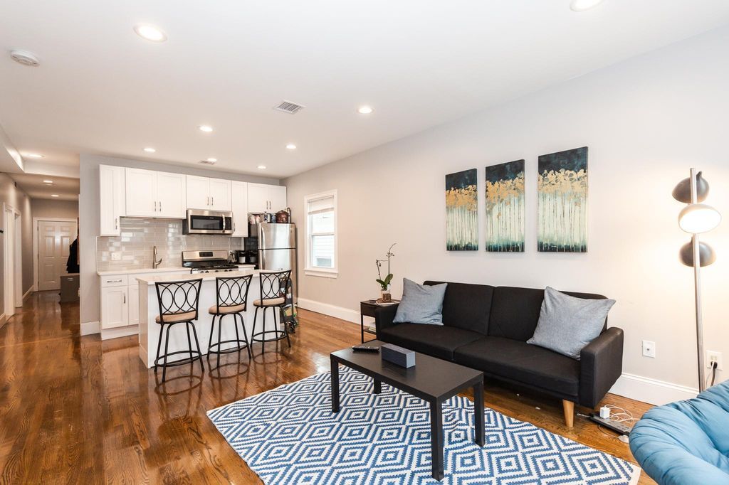 *Pictures are representative samples of the advertised unit. In some cases, the actual units you to - 25 Darling St