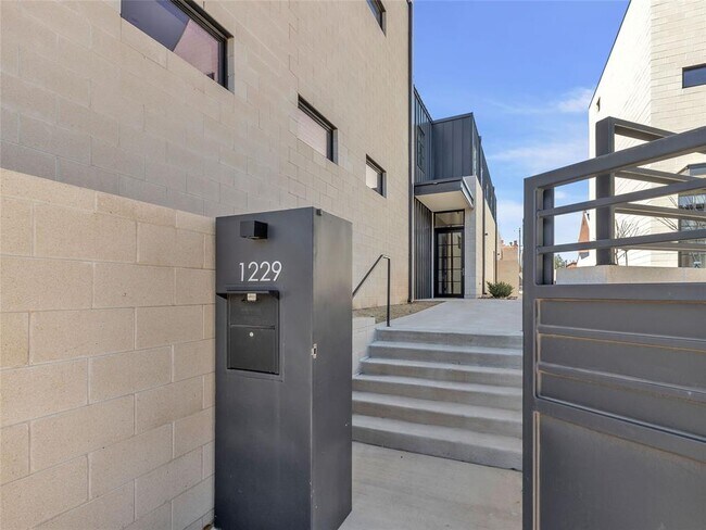 Foto del edificio - 1229 N Dewey Ave