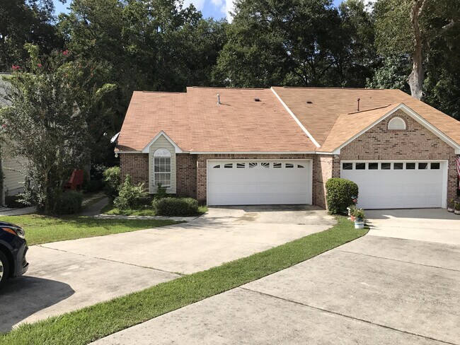 Foto del edificio - Spacious Three Bedroom, Two Bath Town Home...