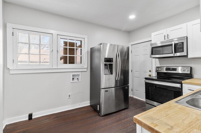 Building Photo - 3312 E 9th St