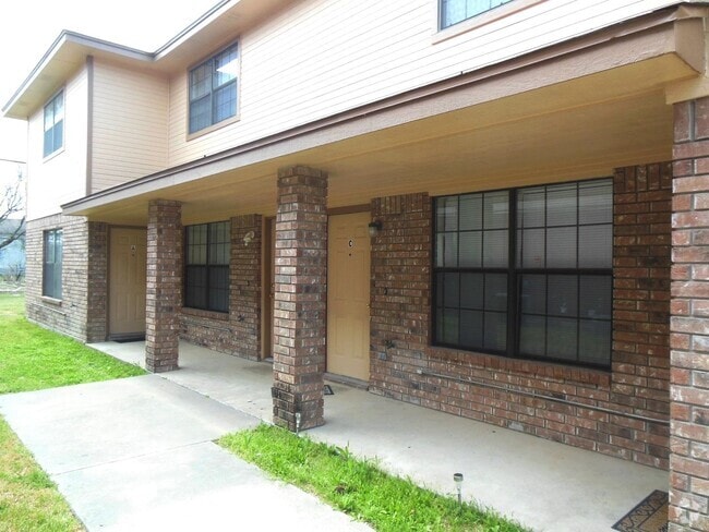 Building Photo - 904 Clairidge Ave