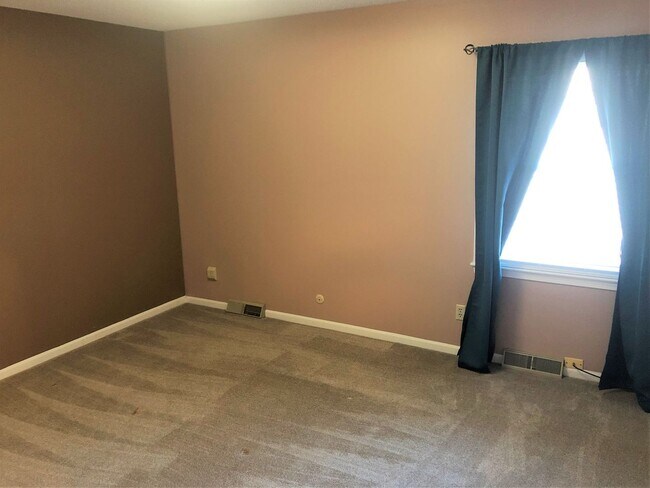 Foto del edificio - 4 Bed, 2 Bath House with 2-Car GARAGE!!