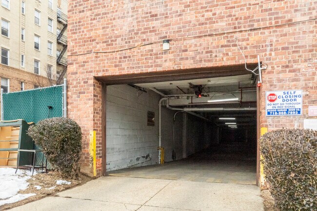 Cochera - 3211 Flatbush Ave