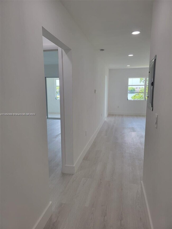 Foto del edificio - 251 NE 187th St