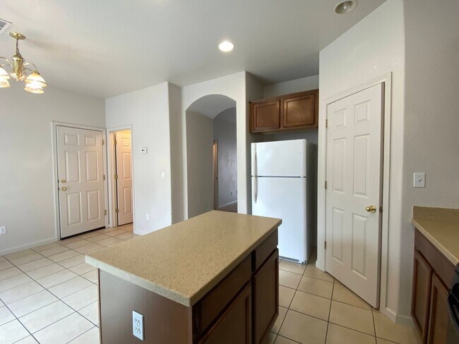 Foto del edificio - Spacious Three Story, Four Bedroom / 3.5 B...