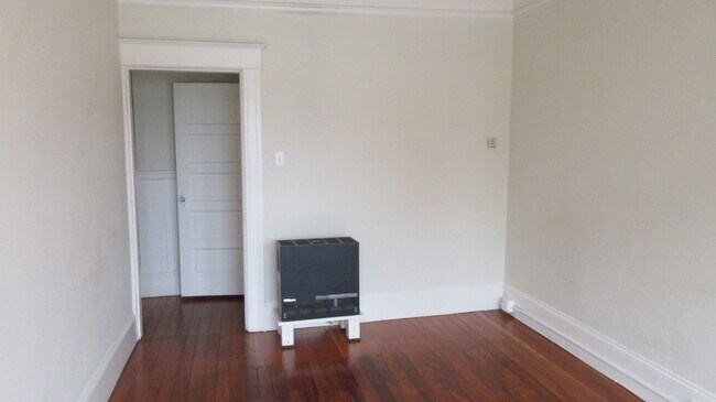 Building Photo - Larger 1 bedroom w/ Washer and Dryer**Exce...
