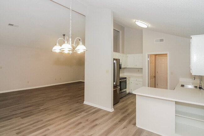 Foto del edificio - 7196 Atterbury Cir W
