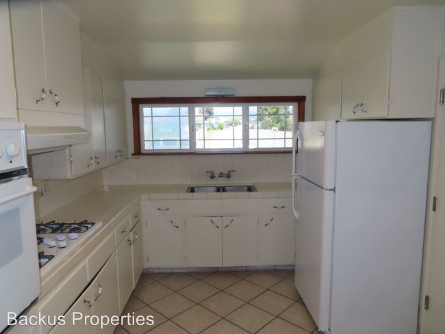 Building Photo - 4 br, 2 bath House - 990 N. Madeira Ave.