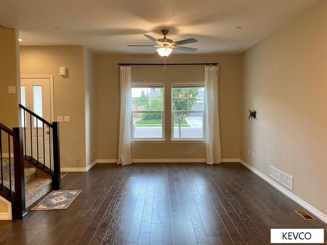 Building Photo - Townhouse with a View of the Foothills