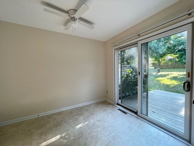 Building Photo - LEXINGTON SCHOOLS!  2 Bedroom, 1 1/2 Bath Duplex Available!