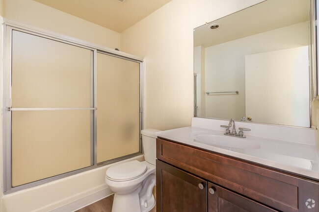 Estudio - 435SF - Baño - Laurel Canyon Apartments