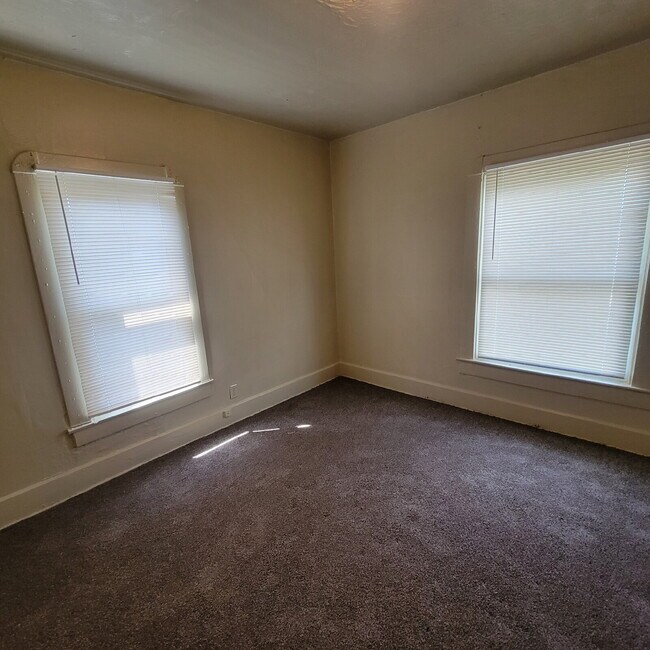 Building Photo - Westside 2BR Top-Floor Duplex