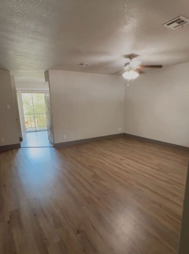 Foto del edificio - 204 W Mockingbird Ln