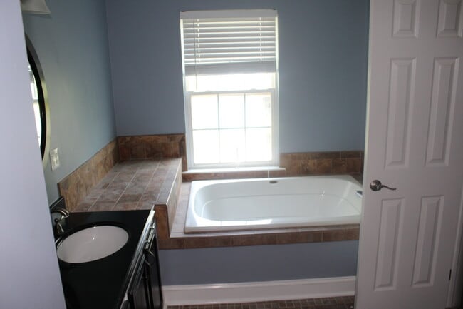 Building Photo - 102 Whistling Swan Ln