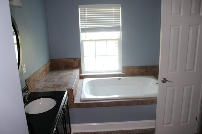 Foto del edificio - 102 Whistling Swan Ln