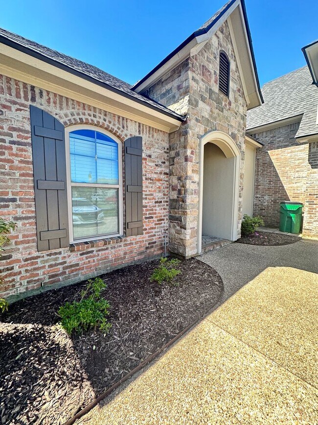 Building Photo - 726 Dumaine Dr