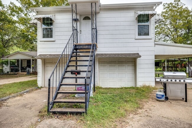 Building Photo - Updated apartment in great location