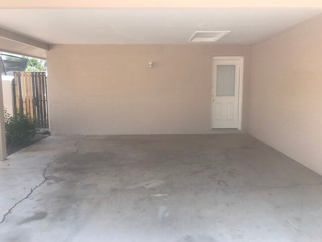 Building Photo - 1005 E Alameda Dr