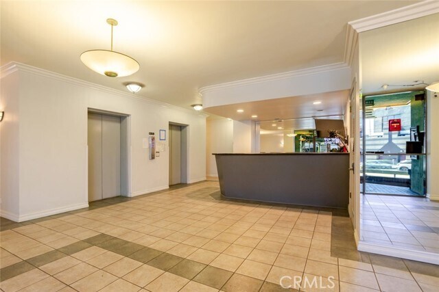 Foto del edificio - 321 S San Vicente Blvd