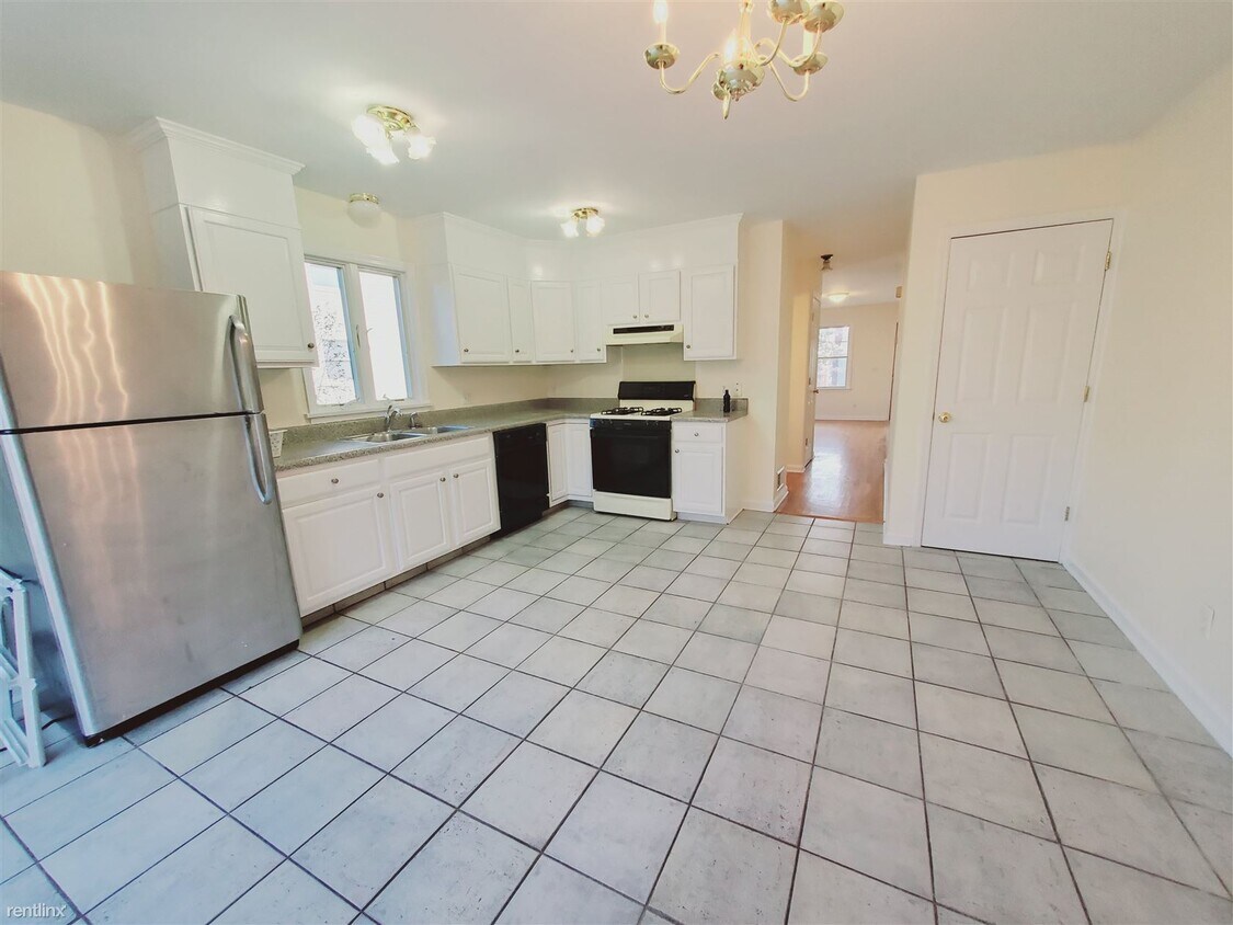 Primary Photo - 3 br, 1.5 bath Townhome - 42 Keith St Apt 2