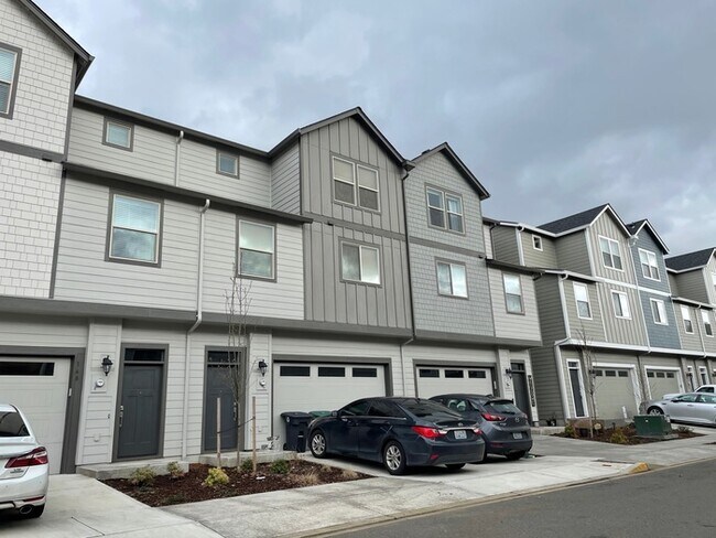 Building Photo - THREE BEDROOM TOWN HOME IN WOODLAND