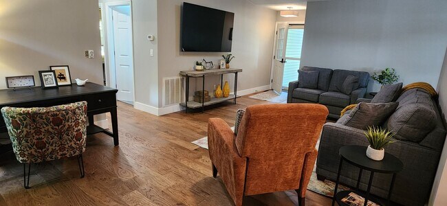 Building Photo - Gorgeous, completely remodeled LAKEFRONT h...