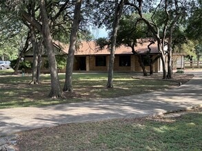 Building Photo - 331 Live Oak Dr