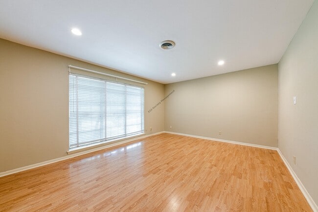 Building Photo - 5611 Mapleleaf Dr