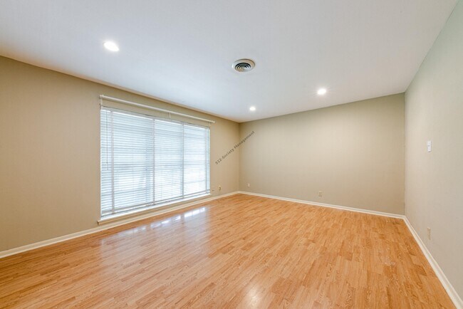 Foto del edificio - 5611 Mapleleaf Dr
