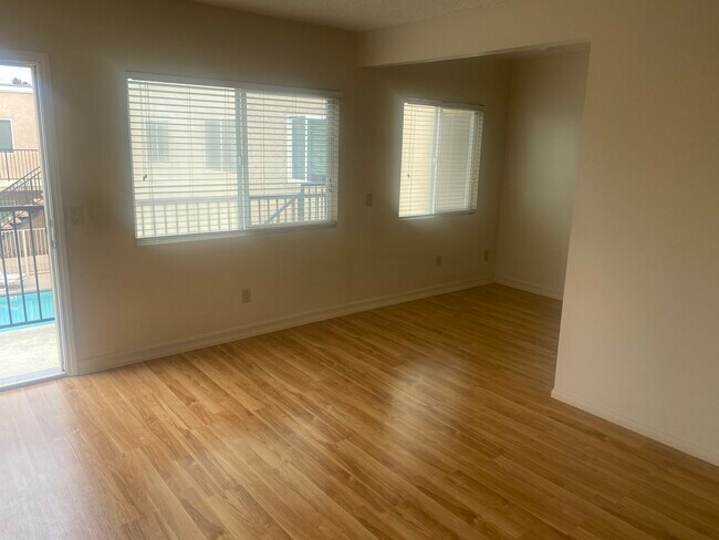 Sala de estar a comedor - 2622 Vanderbilt Ln