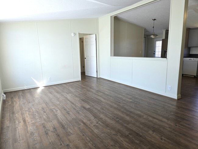 Building Photo - 165 Cattle Ln