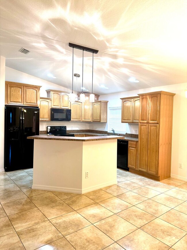 Foto del edificio - Come see this beautiful 3/2  home, Open co...