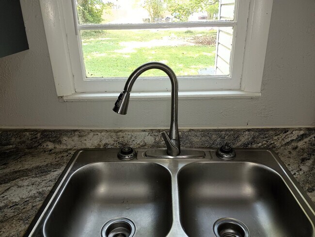 Foto del edificio - Charming 3-Bedroom Home for Rent!
